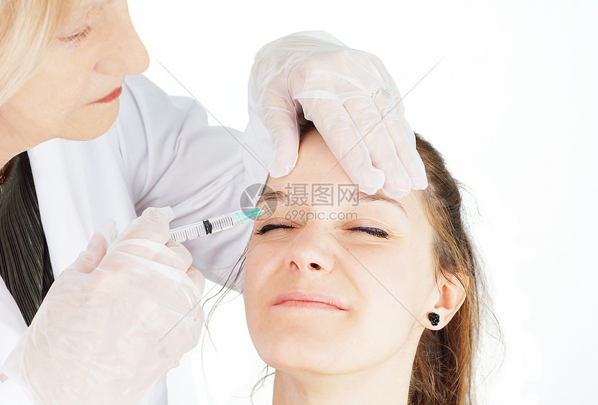 年轻女人在自己的皱眉中染上肉毒杆菌图片