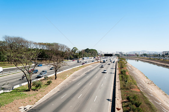 交通通道中车辆的贩运车道街道旅行货车城市卡车天空商业建筑公共汽车图片