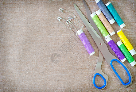 剪切线和剪刀筒管维修材料工作卷轴裁缝针线棉布纤维刺绣图片