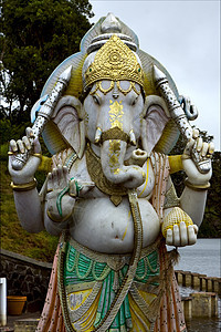 印度大象的灰灰大理石雕像阴影裙子金属金子艺术寺庙上帝套装男人纪念碑图片