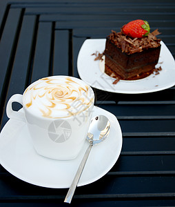 一杯加巧克力蛋糕的咖啡咖啡店咖啡馆热杯甜点泡沫服务美食盘子食物巧克力图片
