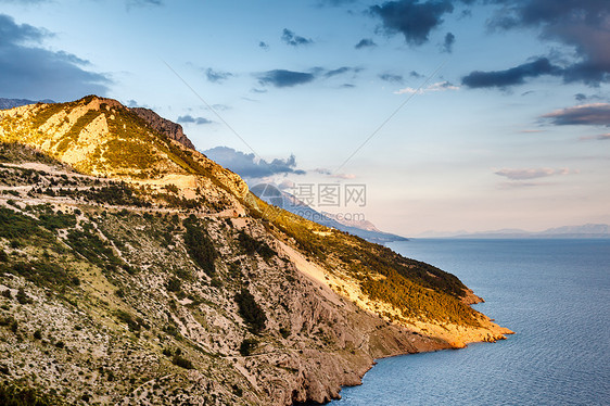 在克罗地亚夜晚的海岸晴天海滩场景闲暇旅行娱乐石头假期蓝色海岸线图片