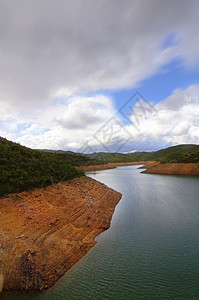 河流景观流动丘陵山脉溪流风景白色图片