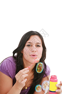年轻女性肖像制作肥皂泡背景图片