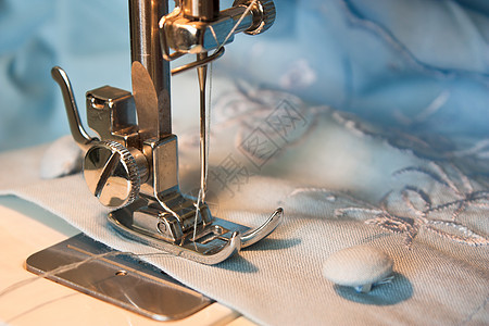 缝纫机工厂拼接金属针脚裙子宏观线程缝纫工具纺织品图片