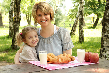 以健康早餐为生的幸福母亲和女儿图片