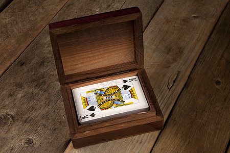 在演示文稿框中玩牌扑克俱乐部钻石运气游戏盒子套装卡片木头图片