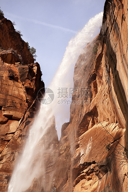 落水Weeping岩瀑布红岩墙锡安峡谷U图片