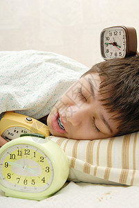 深睡睡觉童年睡眠男性青年闹钟青春期苏醒孩子画像轨枕图片