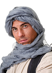 游客把他的头藏在披肩下远足远足者头巾登山旅行男性冒险男人旅游天气图片