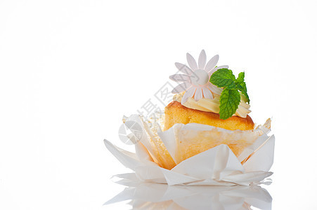 蛋糕加香草奶油薄荷叶和白糖花沙漠糖浆磨砂派对婚礼口香糖奢华盘子蓝色冰镇图片