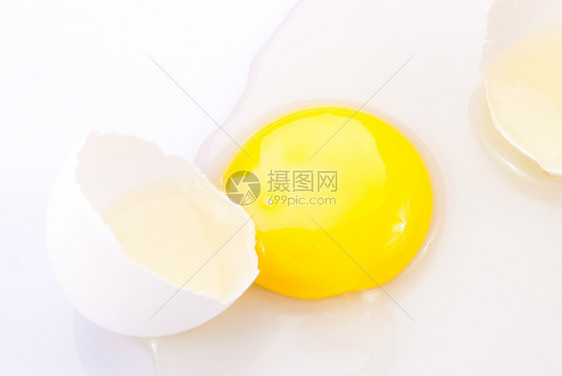 带蛋黄的新鲜碎蛋产品宏观饮食营养橙子蛋壳早餐食物美食团体图片