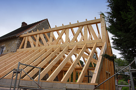 屋顶木架的建筑图案不动产框架工作技术房子螺柱住房材料植物蓝色图片