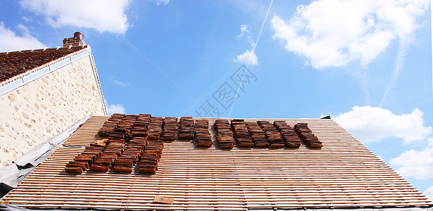 翻修旧房屋的瓦砖屋顶椽子瓦工工作木头建筑框架工艺作品工业红色图片