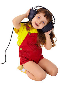 小女孩喜欢听大耳机的音乐图片
