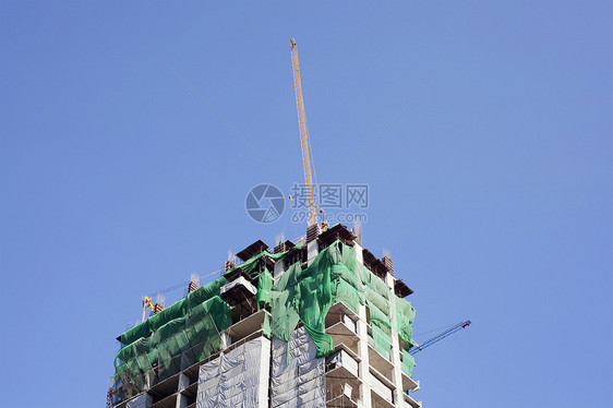 有起重机 建筑和蓝天空的建筑工地图片