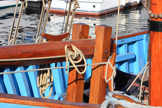 一条旧渔船在木材外航行的详情蓝色导航钻机巡航细绳天空海洋金属海军船运图片