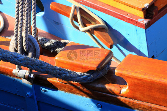 一条旧渔船在木材外航行的详情港口甲板滑轮游艇木头桅杆海军旅行船运天空图片
