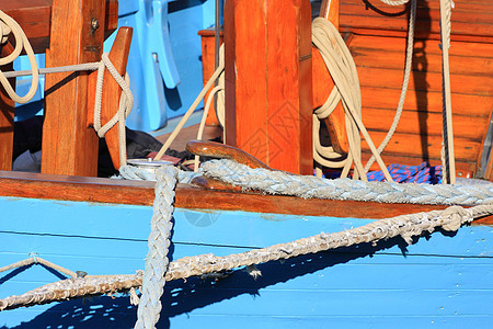 一条旧渔船在木材外航行的详情电缆巡航桅杆滑轮血管木头旅行天空甲板海军图片