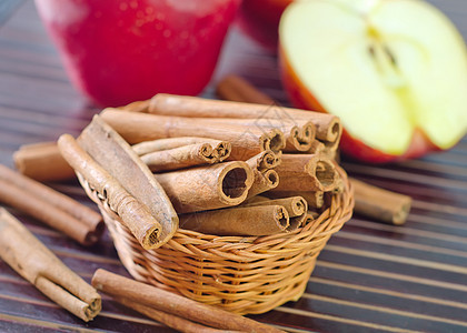 苹果和肉桂饮食烹饪收成市场旱田甜点香气植物香料果汁图片
