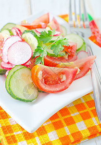 新鲜沙拉烹饪黄瓜营养敷料草本植物餐巾盘子饮食食物蔬菜图片