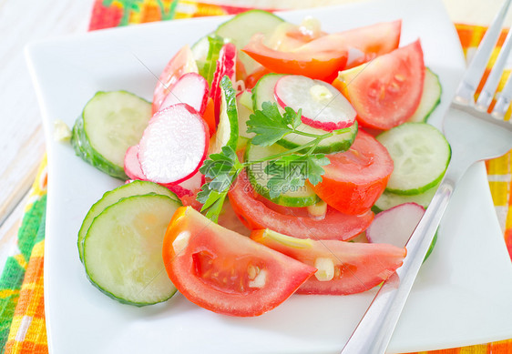 新鲜沙拉午餐黄瓜营养小吃盘子蔬菜敷料烹饪食物饮食图片