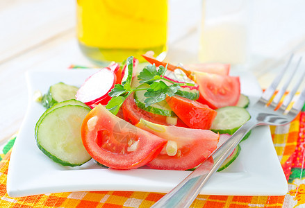 新鲜沙拉烹饪黄瓜叶子食物饮食餐巾午餐敷料草本植物营养图片