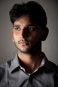 英俊的印度男子情绪专注男人青少年微笑眼镜男生图片