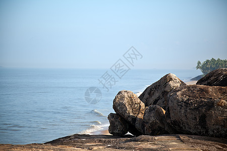 逐海滩的岩石海洋海岸苔藓波浪三叶草绿色风化石头海岸线吸引力图片