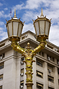 金色街灯和宫殿摩天大楼建筑玻璃混凝土历史浅蓝色水泥办公室阴影蓝色图片