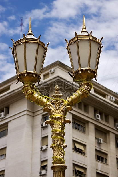 金色街灯和宫殿摩天大楼建筑玻璃混凝土历史浅蓝色水泥办公室阴影蓝色图片