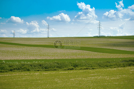 夏季风景 有田地和草原阳光环境天空场景黄色城市农场天气土地地平线图片