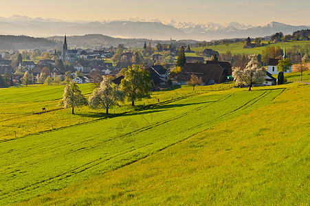 瑞士市收成日落国家建筑学教会爬坡农田牧场场地阴影图片