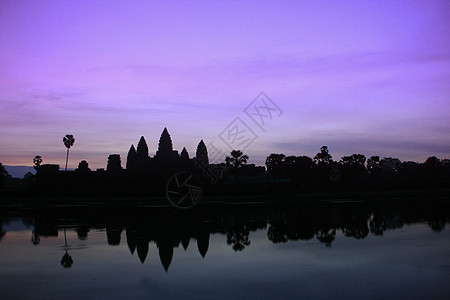 日出时的吴哥渡寺庙石头橙子反射天空池塘世界历史性高棉语热带文明图片
