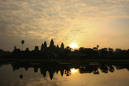 日出时的吴哥渡寺庙历史性石头遗产文化高棉语旅游反射建筑地标太阳图片