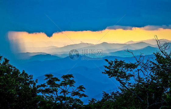 暴风雨天在蓝脊山上日出丘陵树木风景山峰山脉山谷戏剧性薄雾图片