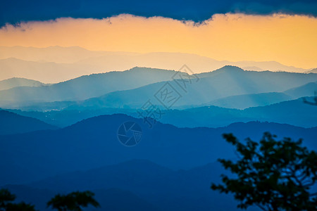 暴风雨天在蓝脊山上日出风景山脉丘陵树木山峰山谷戏剧性薄雾图片