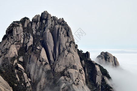 岩石山的景观孤独天空薄雾季节国家场景荒野树木岩石旅行图片