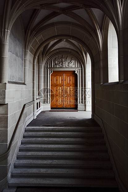 Swisse 苏黎世的门和楼梯大理石红色阴影黑色人行道柱子木头灰色棕色入口图片