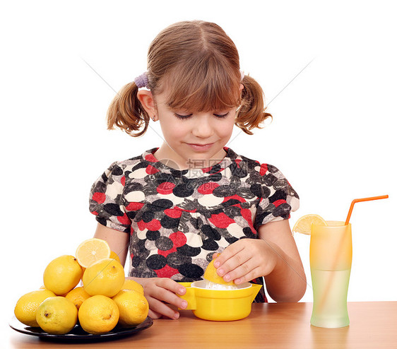 美丽的小女孩做柠檬水图片