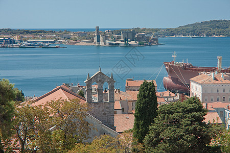 城市和海湾的景象 来自克罗地亚Pula山卡斯特尔山教会石头港口爬坡道堡垒图片