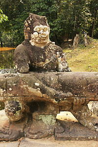 Preah Khan寺庙关押纳加的Garuda雕像图片