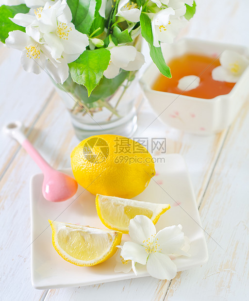 柠檬早餐香气茉莉花花束桌子勺子茶杯植物疗法木头图片