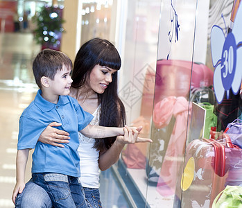 家庭在全环式商店中父母大理石活动零售玻璃大堂孩子店铺大厅时尚图片