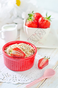 草莓早餐营养谷物稀饭饮料饮食薄片牛奶蓝色甜点图片