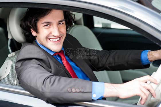 青年商务人士驾驶他的汽车商业方向盘窗户雇主奢华旅行商务人士员工企业家图片