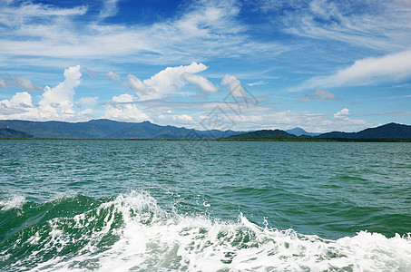 在海中波浪与风景假期海洋拉廊蓝色旅行旅游空气蓝天海浪多云图片