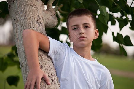 公园里一个男孩的肖像拉丁男性孩子白色太阳绿色生活童年快乐青年图片