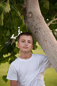 公园里一个男孩的肖像拉丁孩子绿色儿子喜悦头发白色男性生活快乐图片