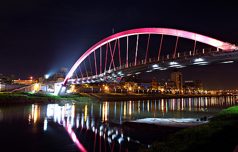 晚上在台北桥建筑穿越城市路口建造地标戏剧性反射运输旅行图片